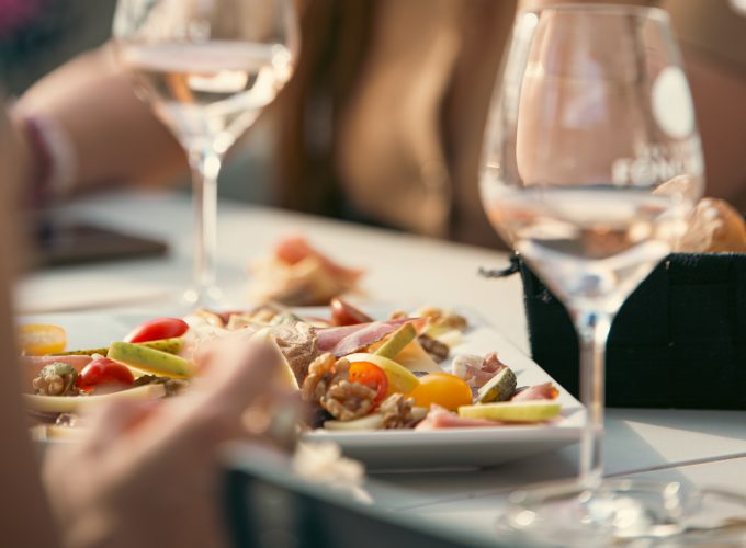 Verres et planche de fromage