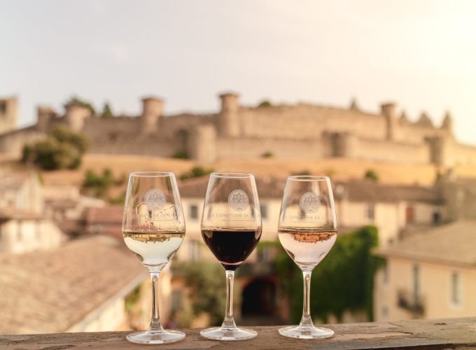 Cité de Carcassonne et verres de vins